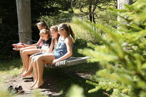 Nackter Twister mit 4 heißen Teenagern